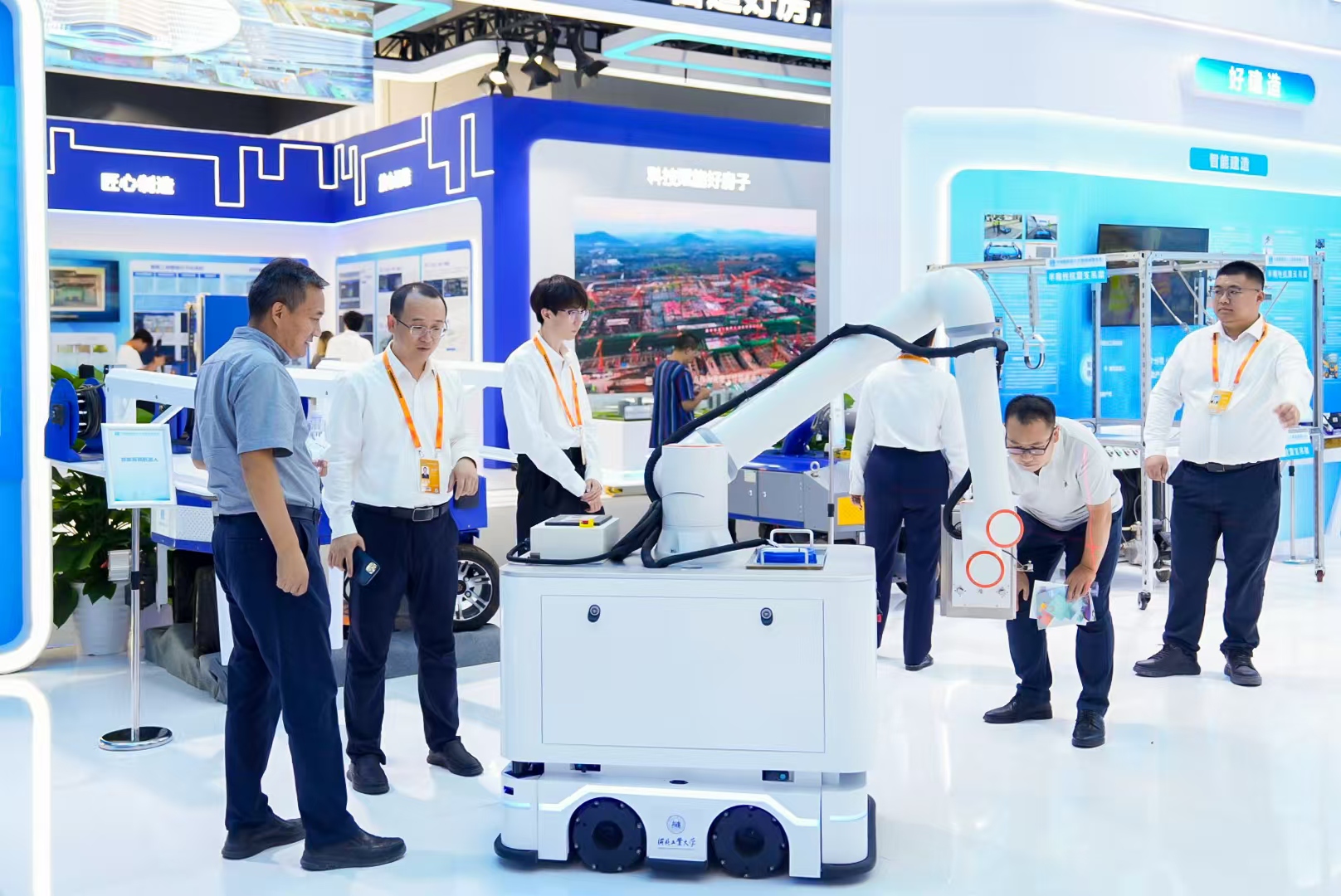 展示墙体智能开槽机器人.jpg