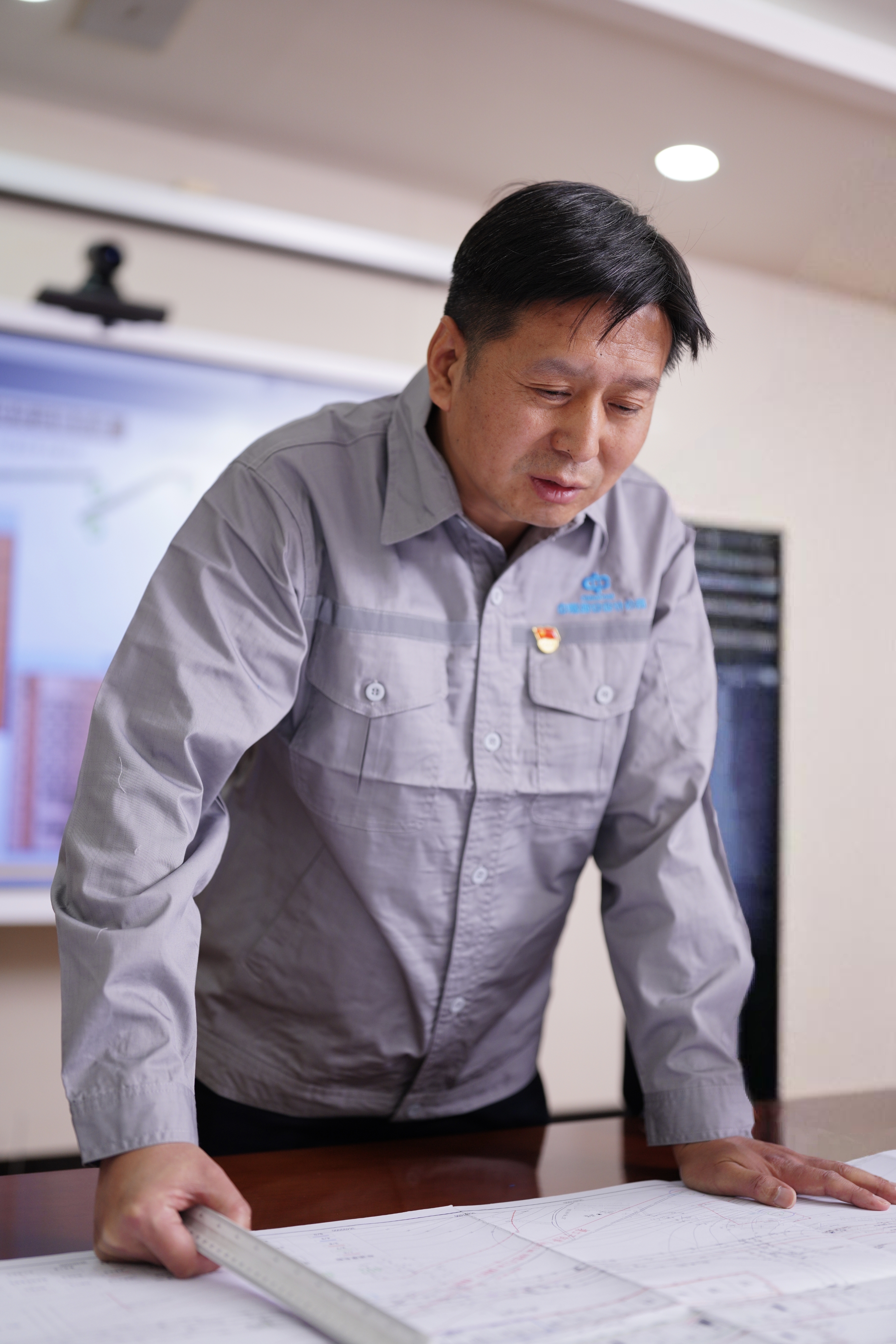 华召文钻研西部深井建井技术.jpg