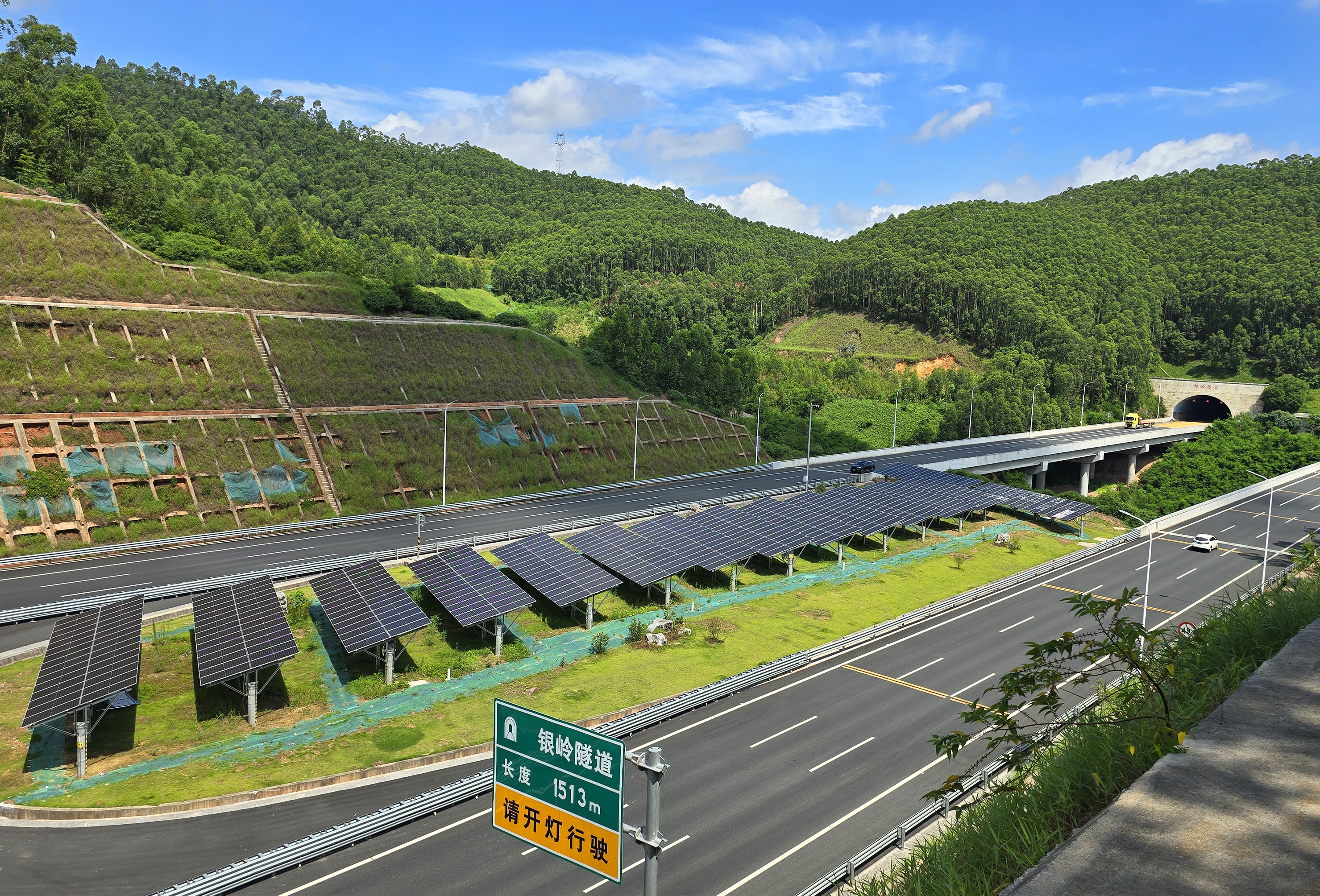 平果至南宁高速公路银岭隧道分布式光伏电站.jpg