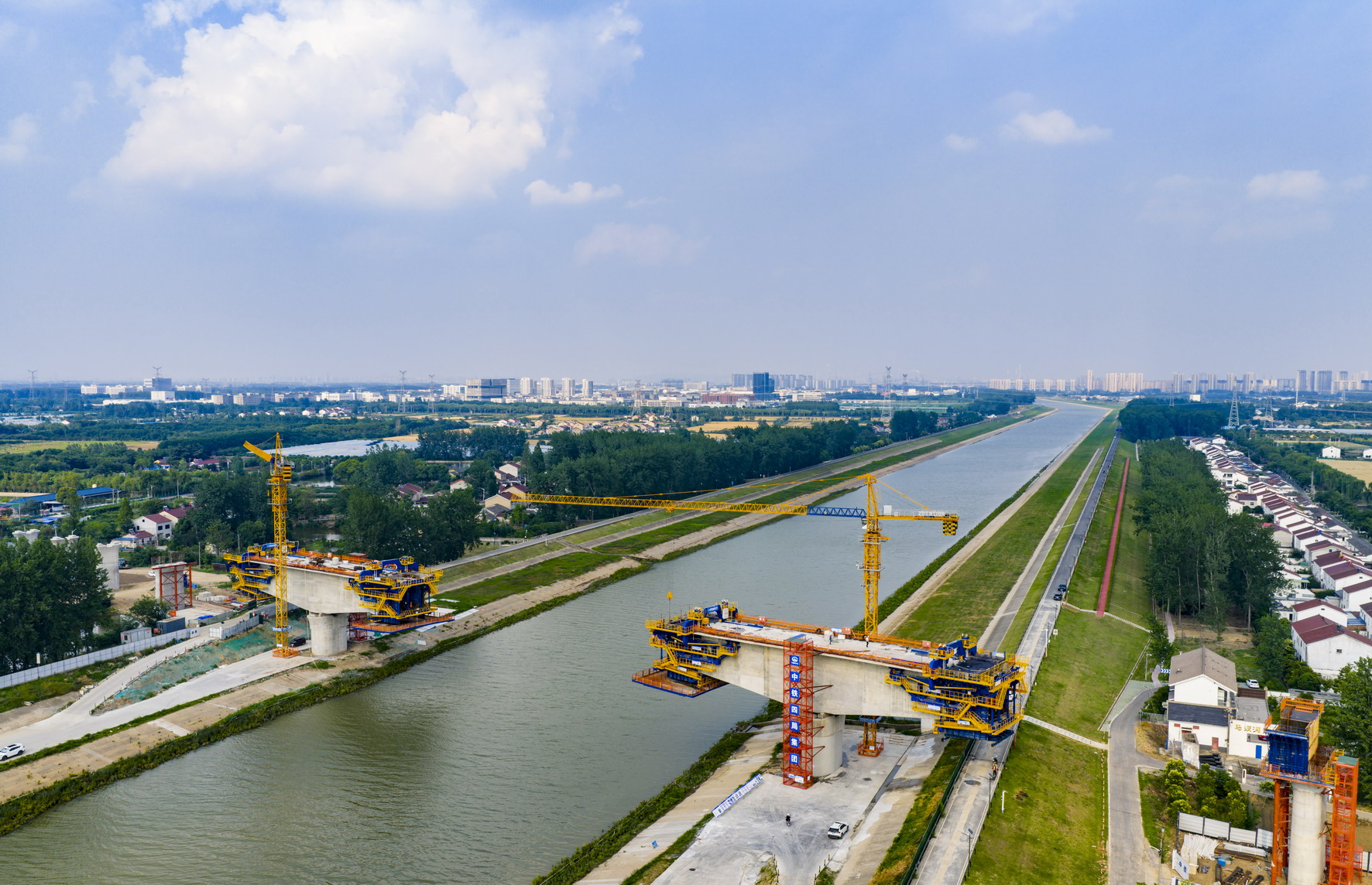 智慧造桥机正在助力宁淮铁路桥梁 建设提速.jpg