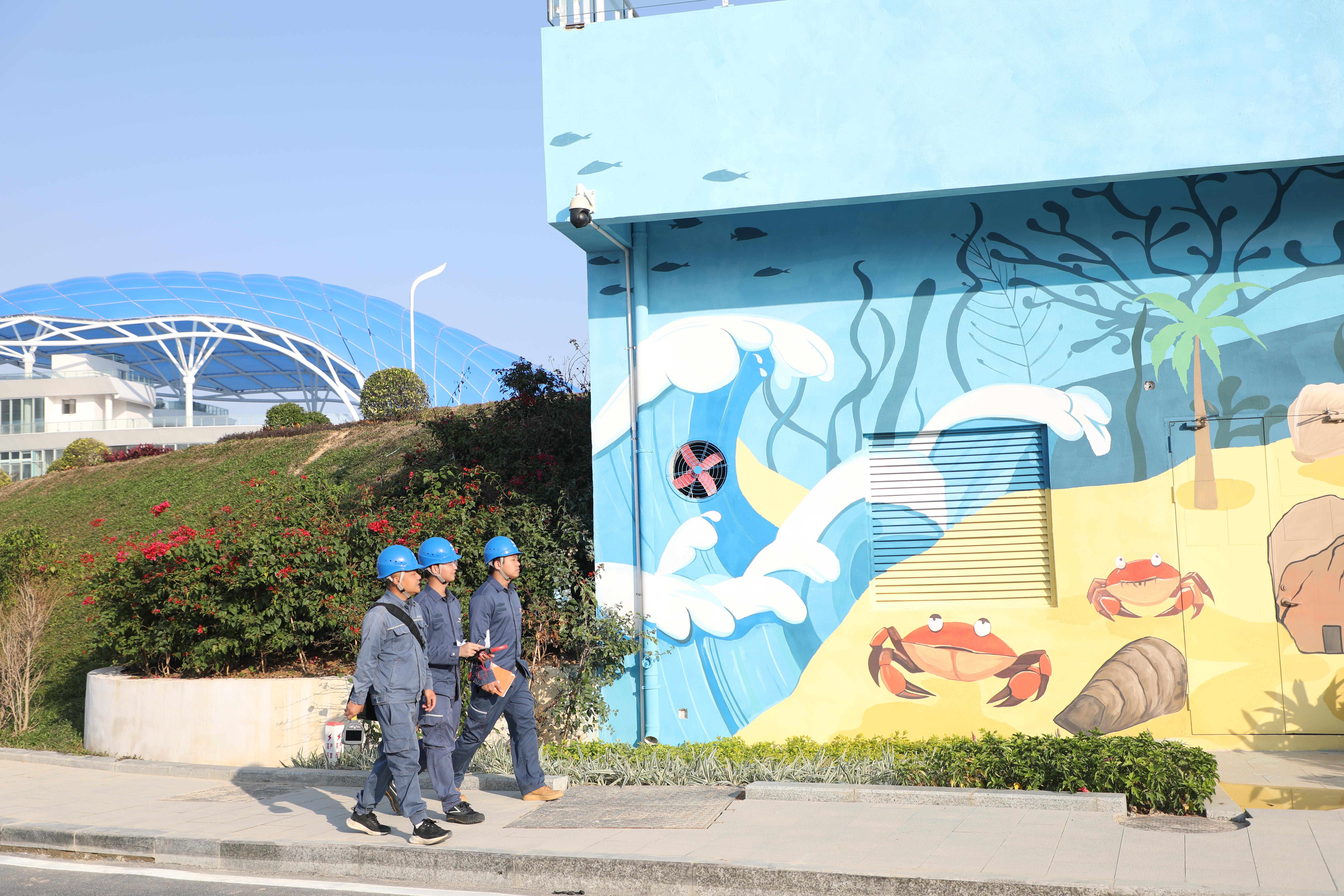 南方电网广东汕尾城区供电局马宫供电所工作人员针对长沙湾服务区配电房进行安全用电检查。.jpg