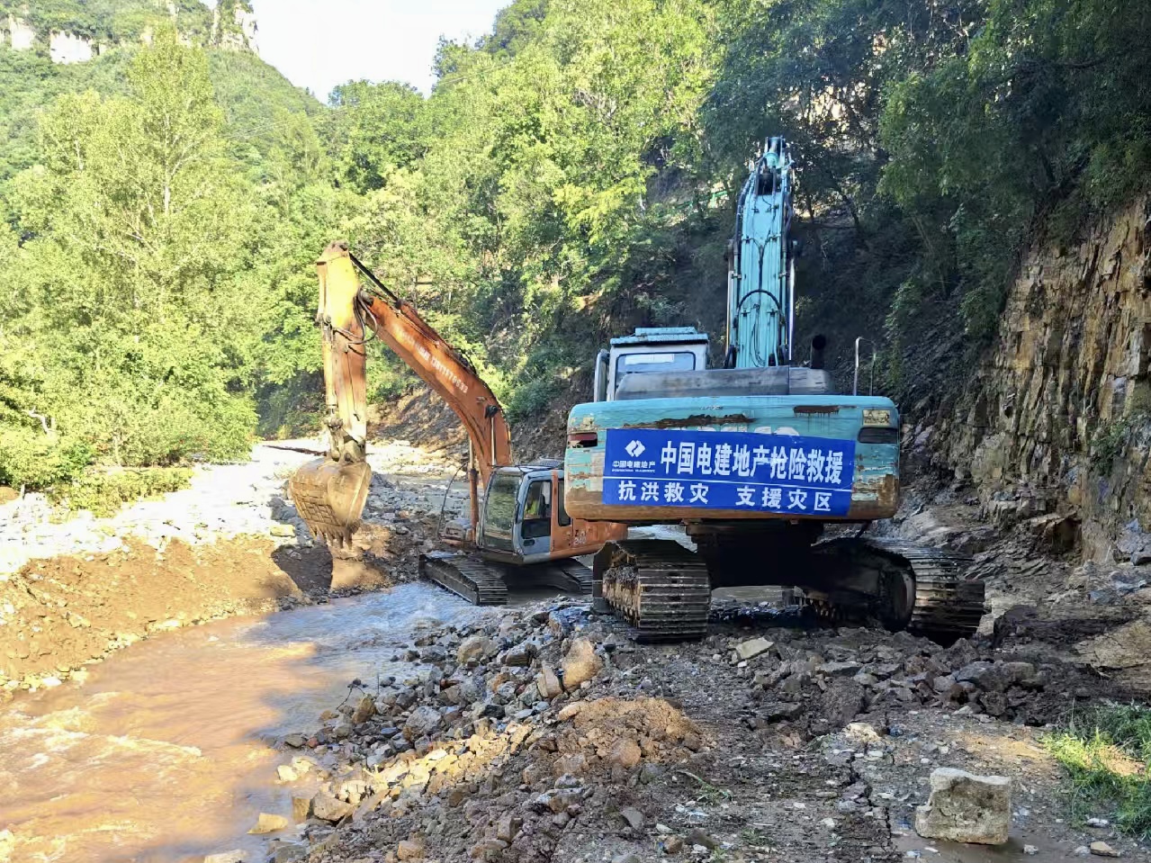 地产公司在六道沟村开展河道疏通.jpg