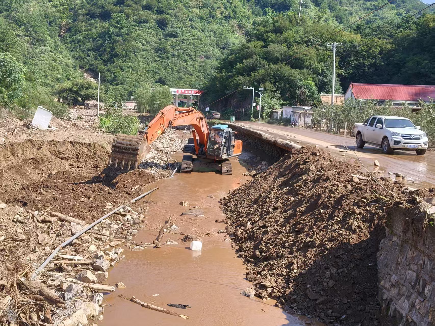 水电七局突击队在六道沟557乡道开展河道清理及路基加固.jpg