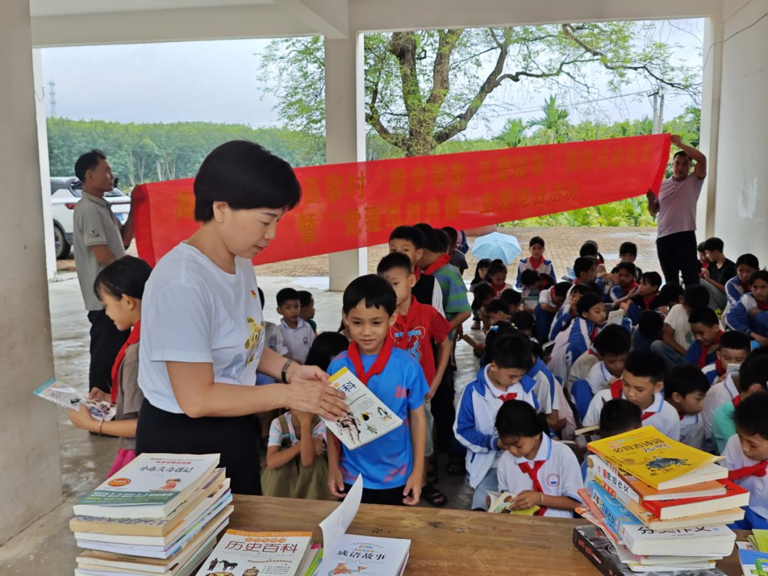 新兴际华驻村书记靳红芹1.png 新兴际华驻村书记靳红芹1.png