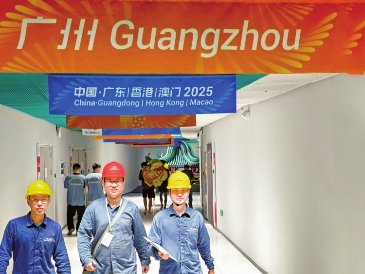 10月18日，广东电网公司广州供电局十五运会开幕式电力保障团队在场馆开展巡视。 本报记者 李志杰 摄.jpg