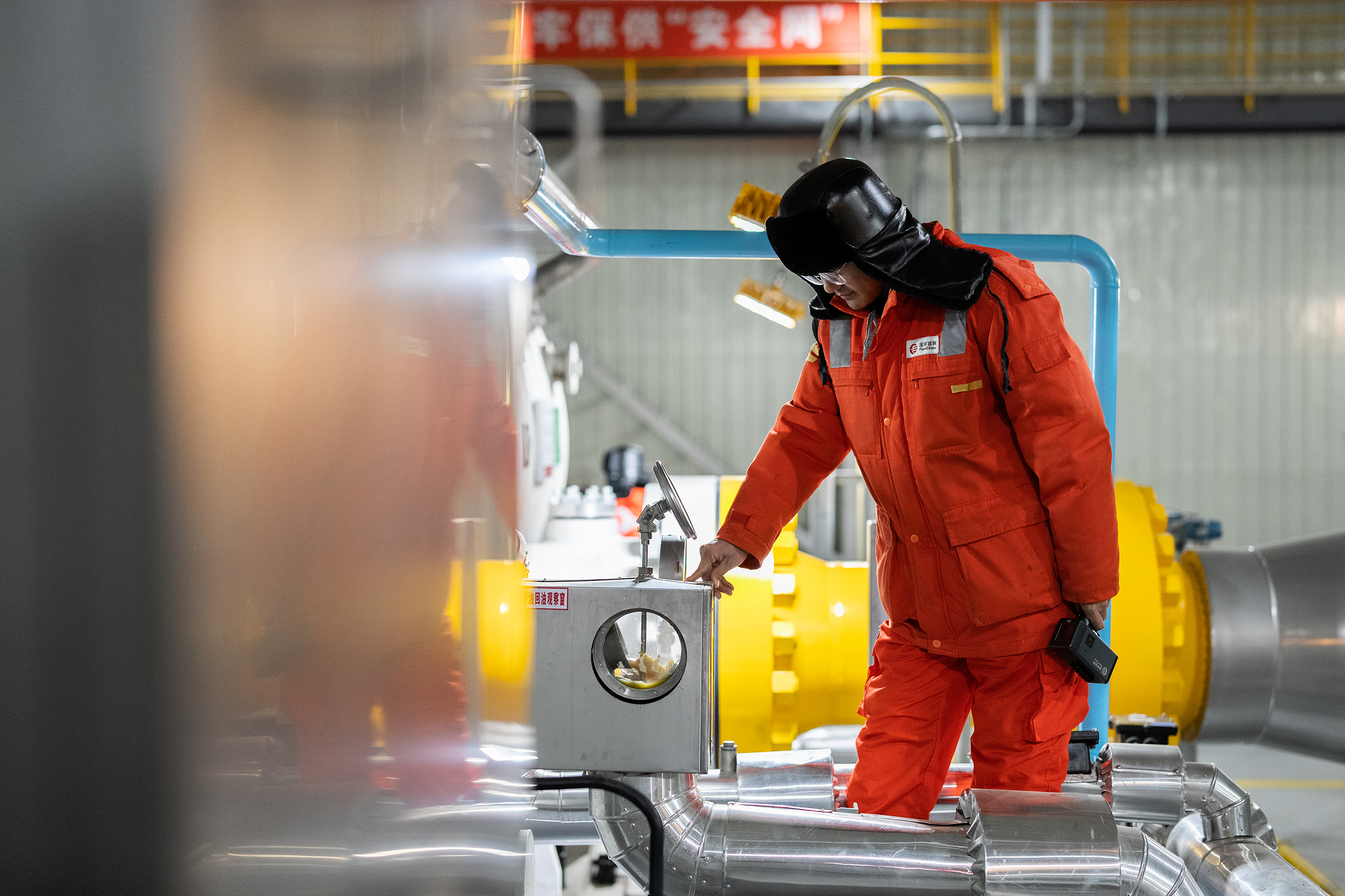 图3 员工在压缩机厂房巡检.jpg 图3 员工在压缩机厂房巡检.jpg