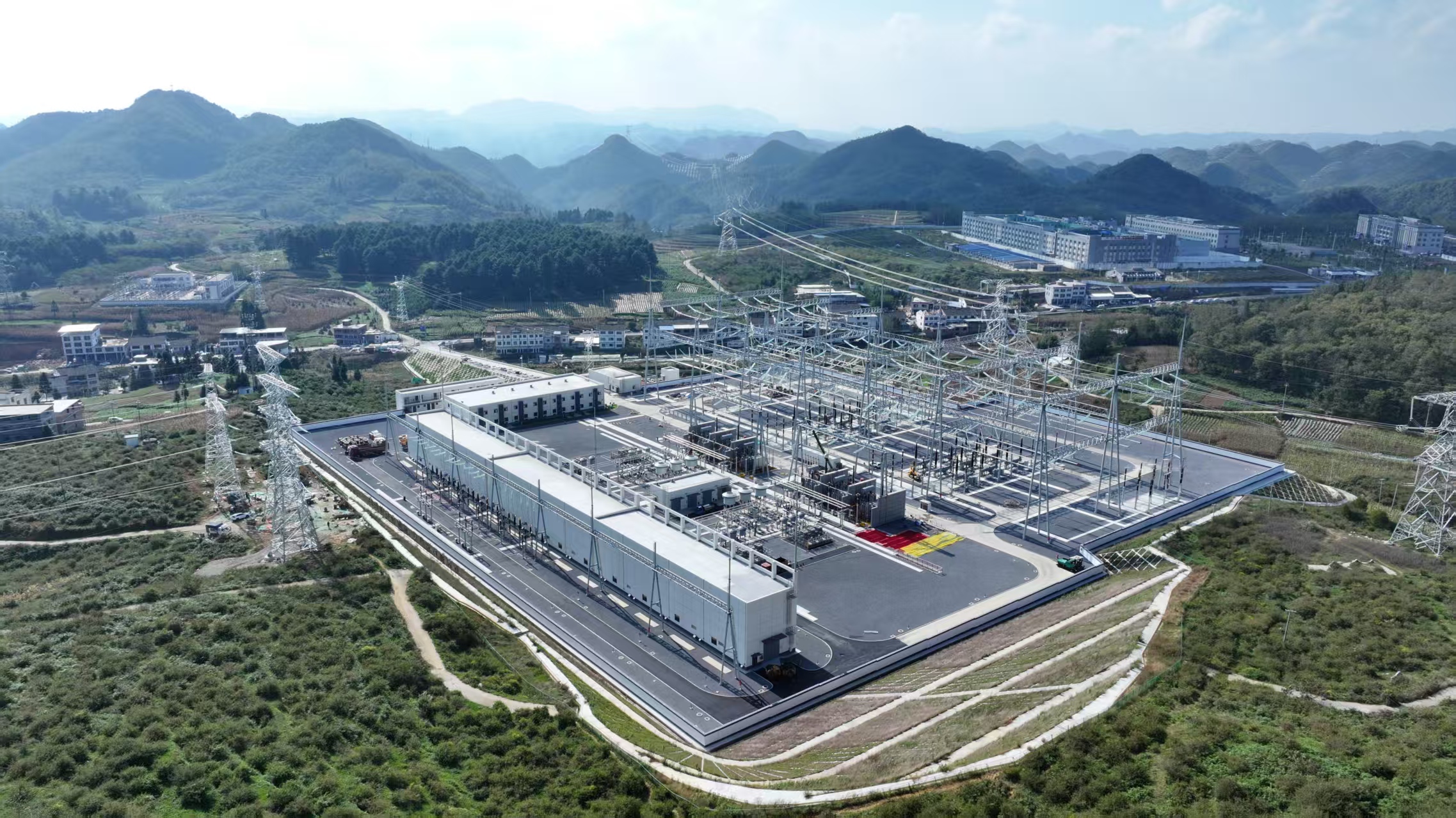 建成投产贵州单项投资规模最大的电网工程——500千伏金海湖输变电工程。首次实现“零缺陷”移交、首次建成500千伏卓越工程、首次完成500千伏卓越结算、首次建成500千伏环境友好型变电站。.jpg 建成投产贵州单项投资规模最大的电网工程——500千伏金海湖输变电工程。首次实现“零缺陷”移交、首次建成500千伏卓越工程、首次完成500千伏卓越结算、首次建成500千伏环境友好型变电站。.jpg