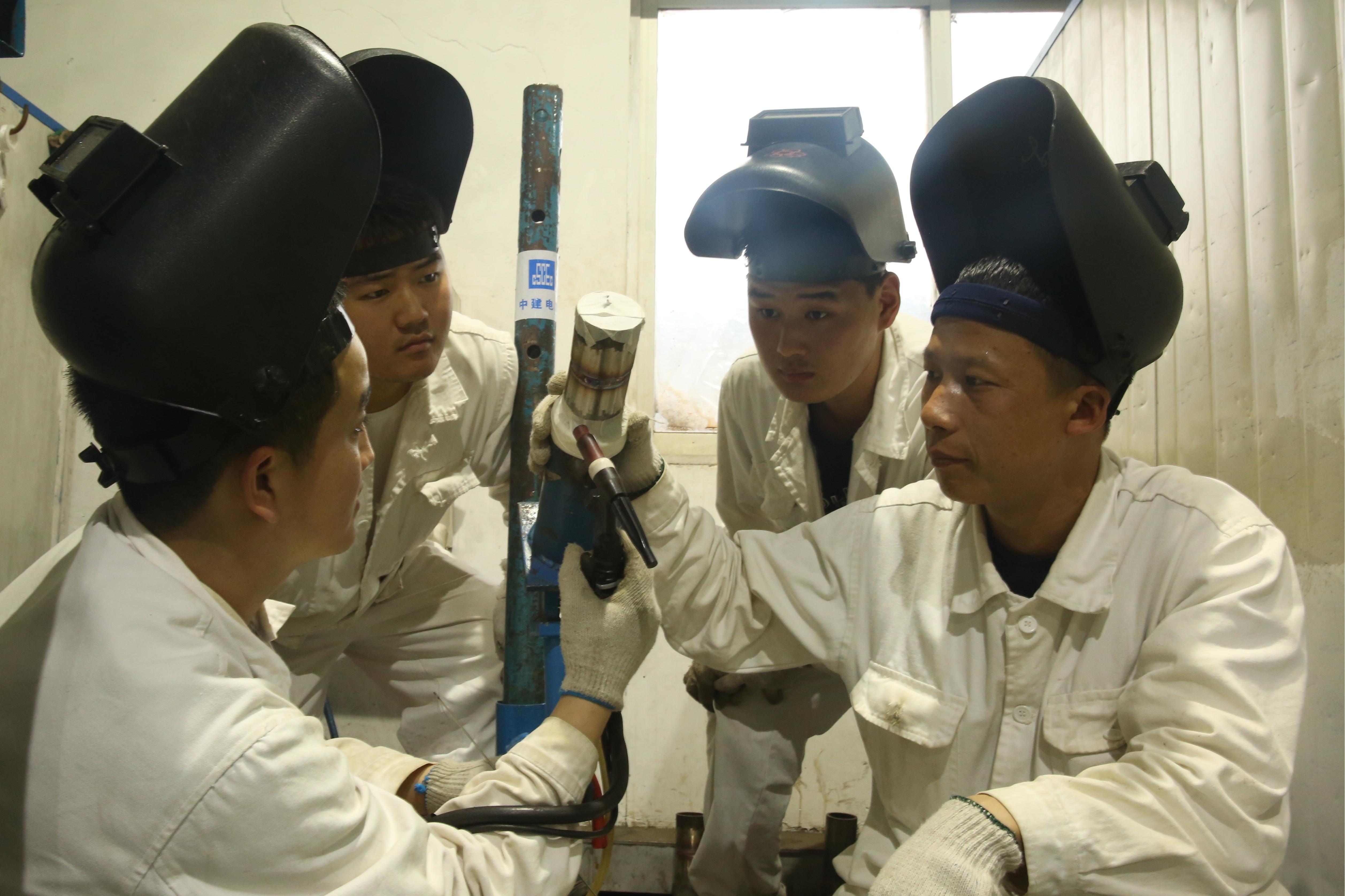 程克辉在焊培室为学员们讲解焊接要点.jpg